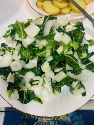 口蘑炒小白菜的做法步骤：3
