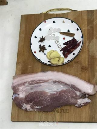 家常红烧肉的做法步骤：1