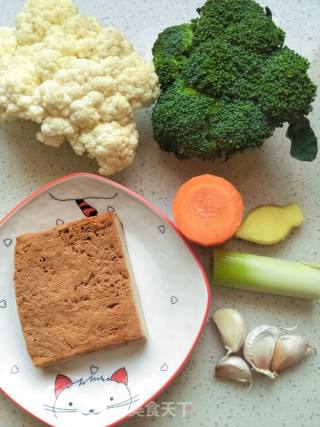 双花炒素鸡豆腐的做法步骤：1