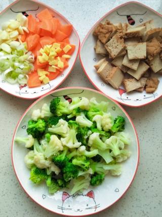 双花炒素鸡豆腐的做法步骤：4