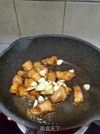 五花肉烧腐竹的做法步骤：3