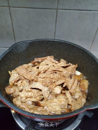 五花肉烧腐竹的做法步骤：6
