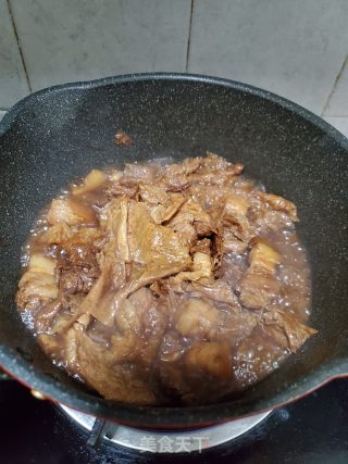 五花肉烧腐竹的做法步骤：7