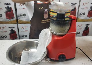 石磨手工卤水豆腐做法步骤的做法步骤：2