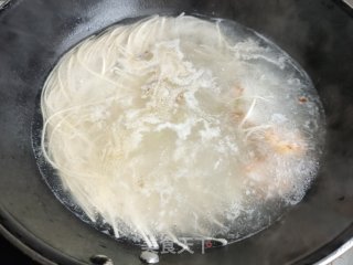 油菜鲜虾面的做法步骤：5