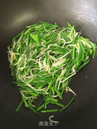 韭菜苔炒绿豆芽的做法步骤：3