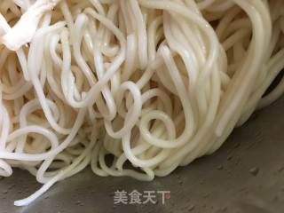 鸡丝韭菜苔豆芽炒面的做法步骤：3
