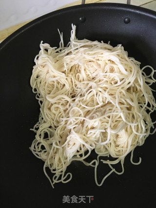 鸡丝韭菜苔豆芽炒面的做法步骤：5