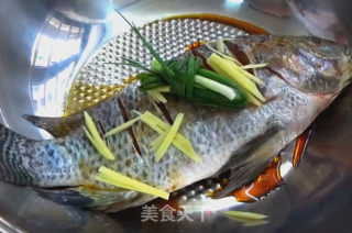 红烧罗非鱼的做法步骤：1