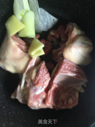 花胶咸肉炖乳鸽的做法步骤：3
