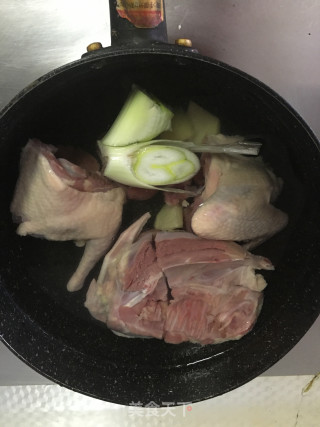 花胶咸肉炖乳鸽的做法步骤：4
