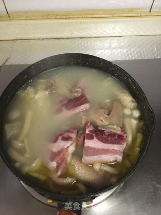 花胶咸肉炖乳鸽的做法步骤：7