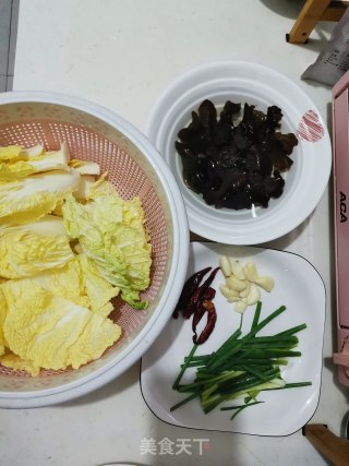 木耳烧白菜的做法步骤：1