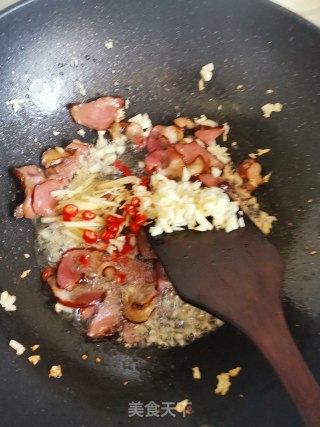 腊味丝瓜煲的做法步骤：5