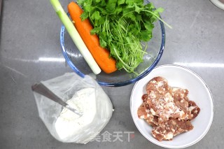 猪肉香芹胡萝卜烫面饺的做法步骤：1