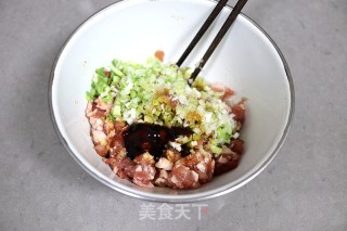 猪肉香芹胡萝卜烫面饺的做法步骤：4