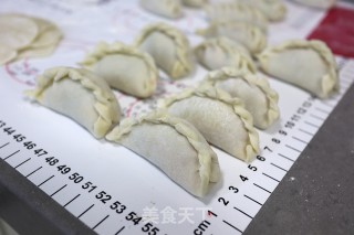 猪肉香芹胡萝卜烫面饺的做法步骤：11