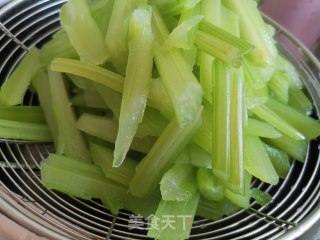 凉拌西芹的做法步骤：6
