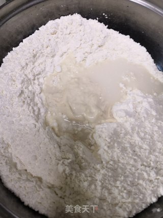 梅菜肉包子的做法步骤：1