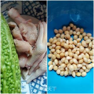 鸡爪苦瓜黄豆汤的做法步骤：1