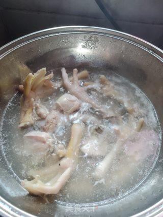 鸡爪苦瓜黄豆汤的做法步骤：2