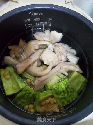 鸡爪苦瓜黄豆汤的做法步骤：5
