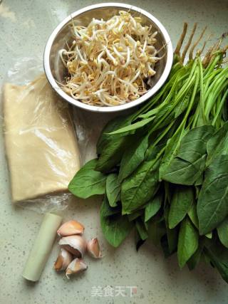 干豆腐豆芽炒菠菜的做法步骤：1