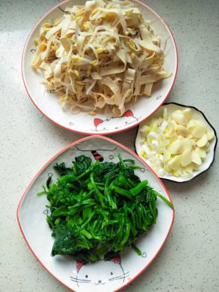 干豆腐豆芽炒菠菜的做法步骤：4