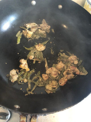 青椒肥肠炒饭的做法步骤：1