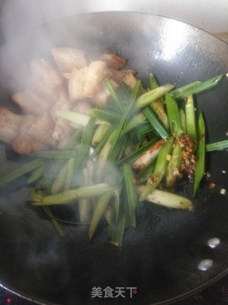 蒜苗回锅肉的做法步骤：9