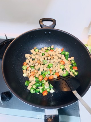 尖椒素鸡丁的做法步骤：3