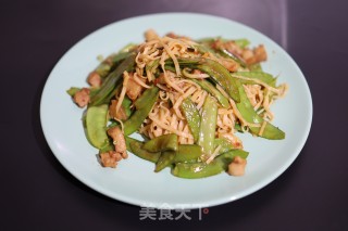 五花肉荷兰豆炒面的做法步骤：1