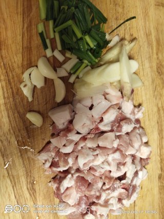 五花肉荷兰豆炒面的做法步骤：2