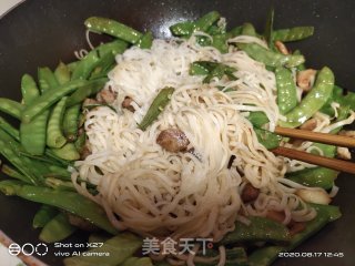 五花肉荷兰豆炒面的做法步骤：6