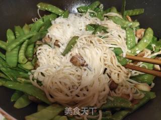 五花肉荷兰豆炒面的做法步骤：7