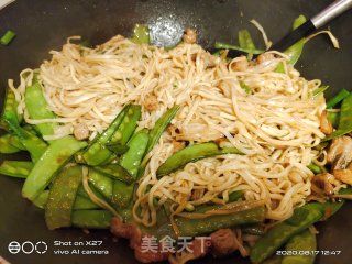 五花肉荷兰豆炒面的做法步骤：8
