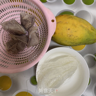 骨头焖木瓜粉丝煲的做法步骤：1