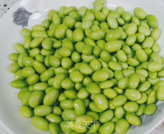 毛豆炒蛋的做法步骤：1