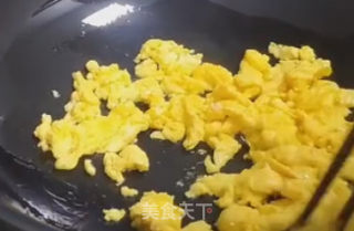 毛豆炒蛋的做法步骤：2