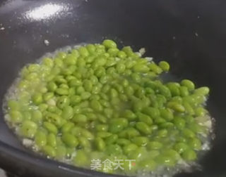 毛豆炒蛋的做法步骤：3