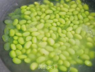 鸡蛋火腿炒豆米的做法步骤：1