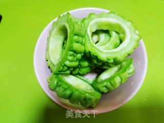 苦瓜鸡蛋饼的做法步骤：1