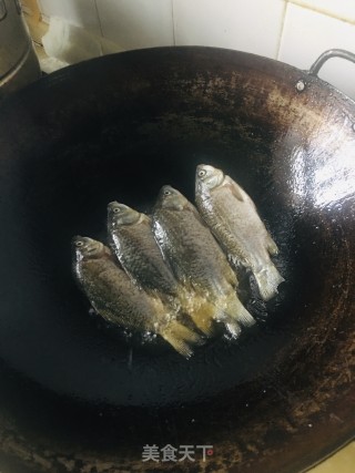 盐煎鱼的做法步骤：2