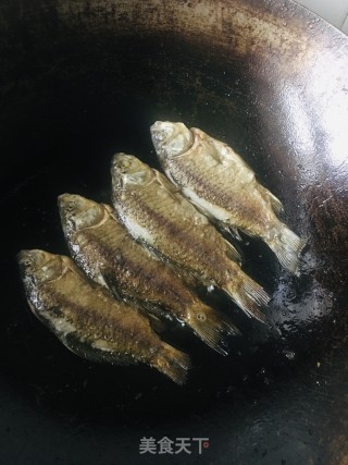 盐煎鱼的做法步骤：3
