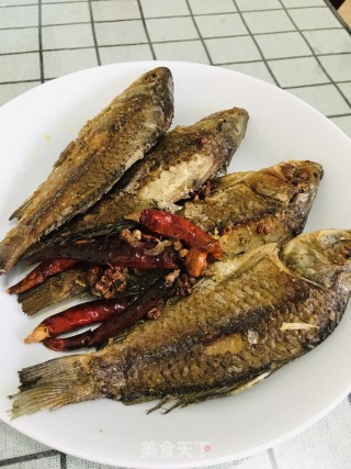 盐煎鱼的做法步骤：7