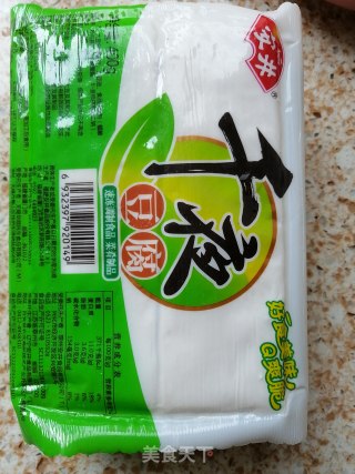 千页豆腐炒芹菜的做法步骤：1