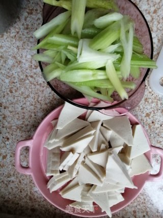 千页豆腐炒芹菜的做法步骤：2