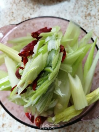 千页豆腐炒芹菜的做法步骤：3
