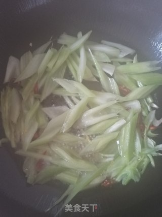 千页豆腐炒芹菜的做法步骤：4