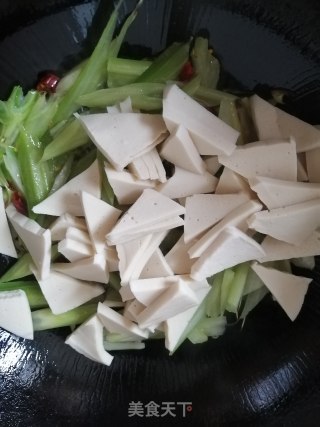 千页豆腐炒芹菜的做法步骤：5